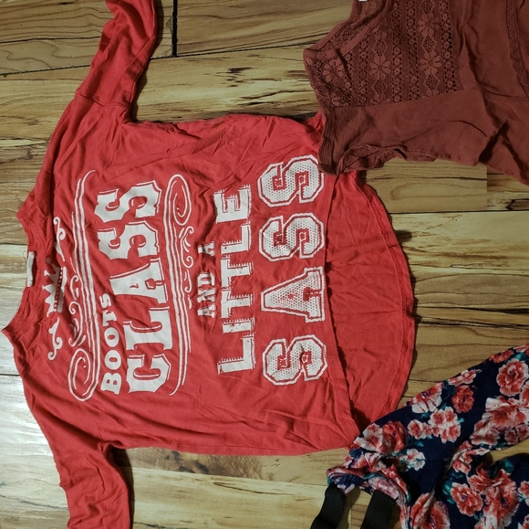 Womans tops - Picture 2 of 4